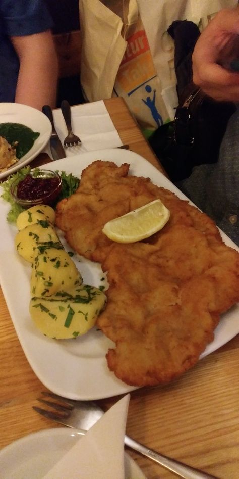 Weiner Schnitzel and potatoes Weiner Schnitzel, College Cooking, Beach Life, Austria, Quick Saves, Hamburg