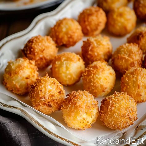 Keto Cheese Balls - Easy & Delicious Low Carb Appetizer Keto Fried Cheese Sticks, Cheese Keto Recipe, Easy Keto Snack Recipes, Keto Holiday Recipes Appetizers, Keto Appetizers Easy Low Carb, Keto Cheese Ball Recipes, Keto Chicken Balls, Keto Balls Low Carb, Low Carb Balls