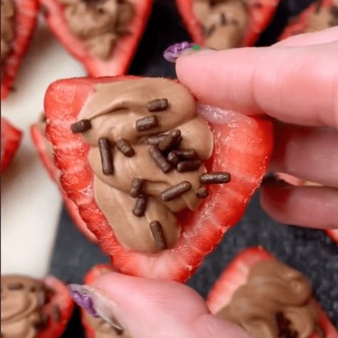 Deviled Strawberries, Fruit Dishes, Summer Snacks, Strawberry Desserts, The Best Summer, Covered Strawberries, Chocolate Strawberries, Summer Treats, Chocolate Covered Strawberries