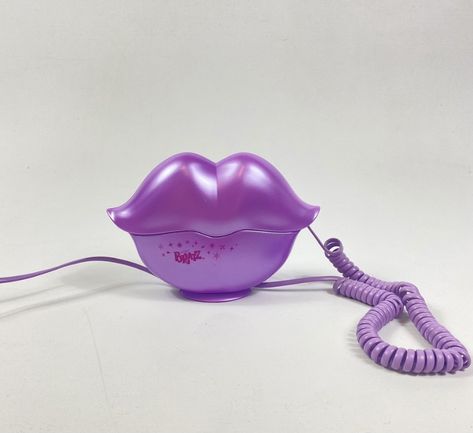 Bratz trendy rare lips telephone Y2k Shelf Decor Bedroom Y2k, Bratz Aesthetic Decor, Early 200s Room Aesthetic, Bratz Dolls Aesthetic Room Decor, Bratz Home Decor, Y2k Aesthetic Decor, Early 2000s Decor, Y2k Telephone, Bratz Inspired Bedroom