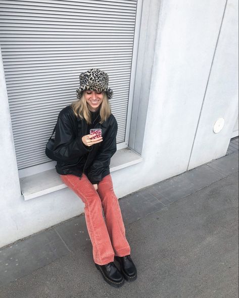 Fuzzy Leather Jacket Outfit, Leopard Bucket Hat Outfit, Fuzzy Bucket Hat Outfit, Doc Marten Platform, Leopard Bucket Hat, Trip Fits, Ig Poses, Bucket Hat Outfit, Fuzzy Bucket Hat