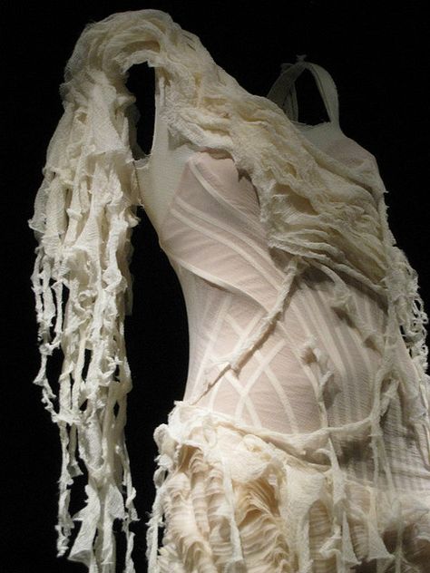 Alexander McQueen by banannasushi, via Flickr Oyster Dress, Collection Couture, Fashion Project, 2000s Fashion, 80s Fashion, French Fashion, 70s Fashion, Best Fashion, Fashion Details