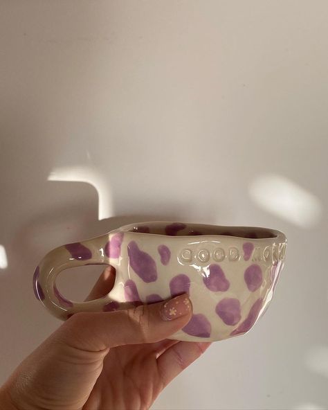 Cow Mug Pottery, Bubble Mug Pottery, Ceramic Cup Ideas, Maya Aesthetic, Underglaze Ideas, Purple Mug, Coffee Winter, Purple Cute, Diy Pottery Painting