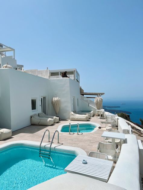 Santorini Greece Summer House Greece, Greece House Aesthetic, Santorini Greece House, Greece Mansion, Santorini Pool, Manson House, Greece Houses, Athens By Night, Small Summer House