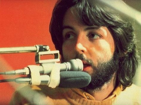 1969 - Paul McCartney, sessions for Let It Be album. Paul Mccartney And Wings, Paul And Linda Mccartney, Beatles Photos, Sir Paul, Linda Mccartney, The Fab Four, I'm With The Band, Ringo Starr, George Harrison