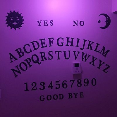 Halloween Wall Ideas, Halloween Decoration Aesthetic, Halloween Selfie Wall, Witches Decor Halloween, Big Halloween Decorations, Ouija Decor, Ansel Briarcliff, Spooky Room Aesthetic, Witch Room Aesthetic