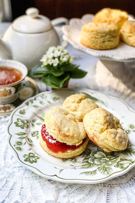 This traditional Irish Scones recipe is a light and delicious scone made with Irish butter and buttermilk. Lightly sweet with a moist, tender texture. Perfect for afternoon tea. Easy Lemon Drizzle Cake, Irish Scones Recipe, Afternoon Tea Scones, Irish Scones, Irish Apple Cake, English Scones, Irish Tea, Tea Cakes Recipes, Irish Butter