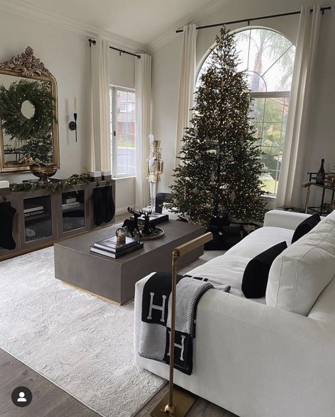 Christmas Decor Minimalist, Contemporary Christmas Decor, Minimalist Christmas Decor, Restoration Hardware Inspired, Modern Christmas Decor, Christmas Decor Inspiration, Merry Christmas Eve, Contemporary Christmas, Christmas Decorations Living Room