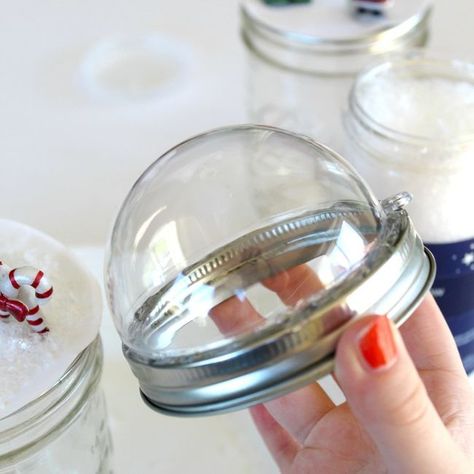 Jar Christmas Gifts, Snow Globe Mason Jar, Mason Jar Lids Crafts, Jar Lid Crafts, Mason Jar Christmas, Mason Jar Christmas Crafts, Christmas Mason Jars Diy, Jul Diy, Mason Jar Christmas Gifts