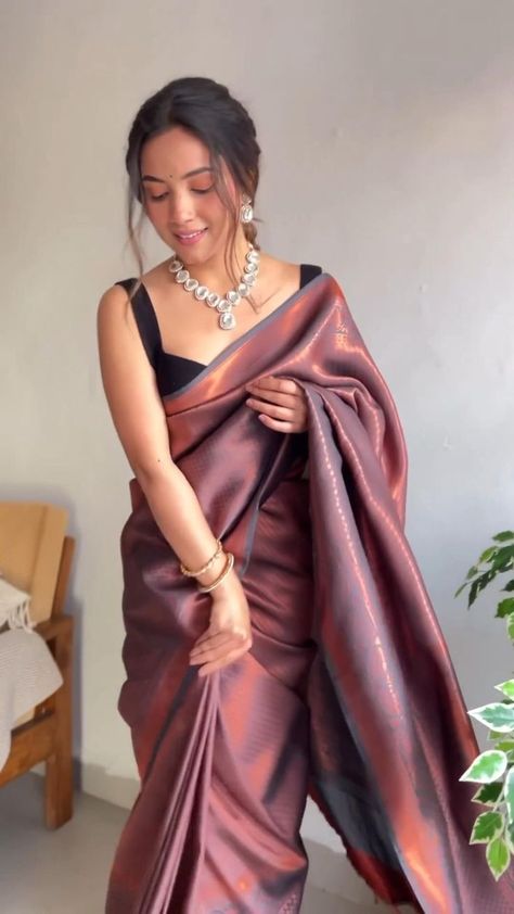 Convocation Ceremony Saree, Silk Saree For Convocation, Diwali Sarees For Women, Blouse Designs Latest Girlish Look, Styling Silk Saree, Saree For Girls Wedding Function, Saree For Roka Ceremony, Silk Saree Wearing Styles Ideas, Traditional Saree Look For Pooja