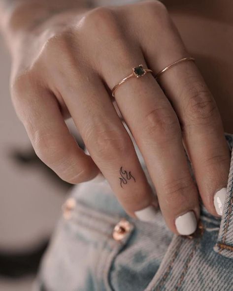 21 Dainty And Dope Hand Tattoos For Women For Any Aesthetic 19 Hanna Tattoo Hand, Hanna Tattoo, Simple Finger Tattoo, Cool Finger Tattoos, Simple Hand Tattoos, Tato Minimal, Cute Finger Tattoos, Tato Jari, Pola Tato