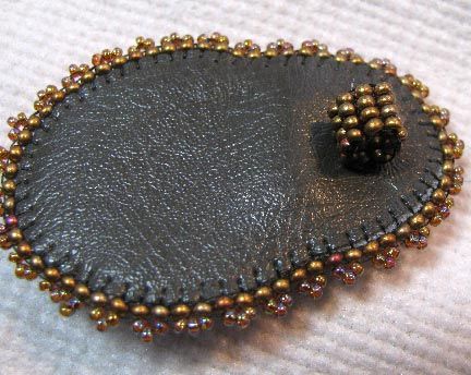 Beaded Cabochon Tutorial, Bead Embroidery Cabochon, Bead Embroidery Jewelry Tutorial, Bead Embroidery Brooch, Beadwork Embroidery Tutorial, Bead Embroidery Patterns Templates, Glass Bead Crafts, Bead Embroidered Pendant, Bezel Jewelry