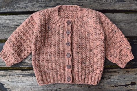 Newton cardigan, hæklet cardigan til børn, fra str. 1 til 6 år English Uk, Cardigan Design, Crochet Girls, Crochet Cardigan Pattern, Baby Cardigan, Crochet For Kids, Baby Knitting Patterns, Baby Knitting, Free Crochet Pattern