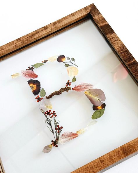 Pressed Flowers | Sustainable Bouquet Preservation | An artful keepsake that you can admire everyday ✨ This beautiful 18x20 field design has taken our hearts in the studio but has now gone… | Instagram Sustainable Bouquet, Pressed Bouquet, Letter Inspiration, Flower Keepsake, Pressed Floral, Bouquet Preservation, Girly Room, Resin Ideas, Dry Flowers