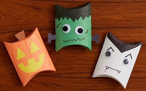 11 bricolages de sacs à bonbons pour Halloween Treat Boxes Diy, Pillow Box Template, Sac Halloween, Diy Halloween Gifts, Fiesta Halloween, Diy Halloween Treats, Halloween Treat Boxes, Monster Crafts, Bonbon Halloween