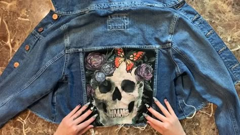 Upcycled Denim Jackets Ideas, Denim Jacket Craft Ideas, Jean Jacket Decorating Ideas, Custom Denim Jacket Ideas, Denim Jacket Decorating Ideas, Denim Jacket Diy Upcycling, Distressed Denim Jacket Diy, Jean Jacket Diy Upcycling, Diy Jacket Refashion