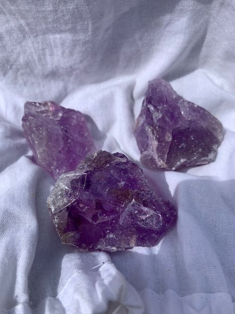 Candles And Crystals, Carcase Iphone, Crystals Rose Quartz, Candles Crystals, Crystal Vibes, Lavender Aesthetic, Crystal Aesthetic, Amethyst Crystals, Spiritual Crystals