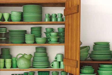 Take a closer look at Martha Stewart's impressive jadeite collection, and get inspired to start sourcing your own vintage dishware. Top Kitchen Table, Negroni Cocktail, Vintage Dishware, Green Glassware, Upcycle Decor, Vintage Enamelware, Repurposed Items, Vintage Kitchenware, Antiques For Sale