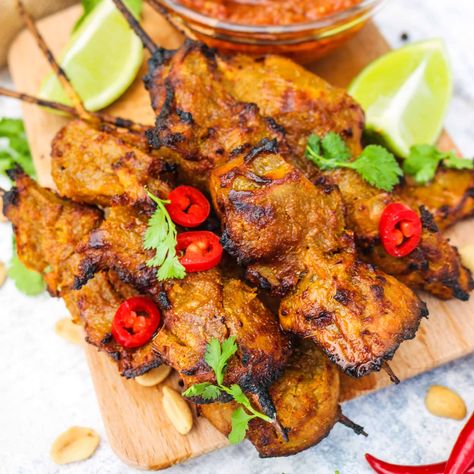 This vegan chicken satay is a delicious and healthy dish that will deliver a restaurant quality meal! Pork Satay, Pizza Vegana, Thai Spices, Chicken Honey, Fruit Kebabs, Peanut Sauce Recipe, Cibo Asiatico, Healthy Restaurant, Chicken Satay