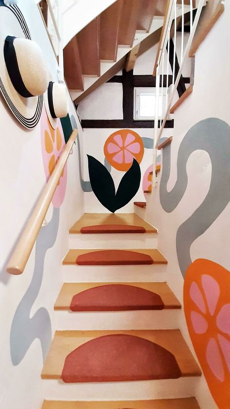 Paint The Staircase Rafael Uriegas, Modern Stair Railing Ideas, Modern Steps, Unique Stairs, Stair Design Ideas, Lightning Ideas, Stair Railing Ideas, Porch Wall Decor, Modern Stair Railing