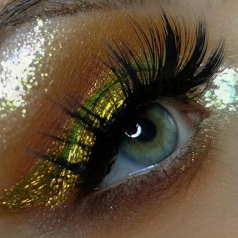 @sminkberoende on Instagram: “Super close ups. I used Natasha Denona Gold palette, Danessa myricks Multichrome pigment in Twin Flames, Mystic health and beauty Stardust…” Danessa Myricks Twin Flames, Danessa Myricks, Gold Palette, Natasha Denona, Twin Flames, Twin Flame, Stardust, Ups, Close Up