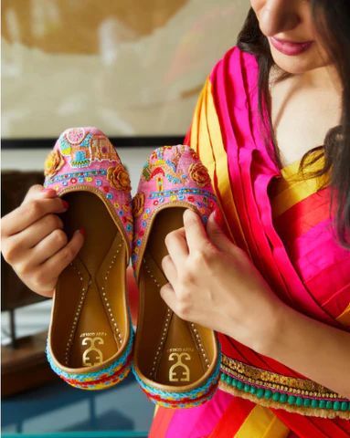 Navratri is just around the corner and I have a list of 9 gorgeous juttis for you. From traditional to contemporary, these shoes will make your dandiya experience a memorable one. Fizzy Goblet, Genda Phool, Garba Navratri, Navratri Dress, What A Beautiful Day, Dancing In The Dark, White Bride, Embroidery Shoes, Blue Curacao