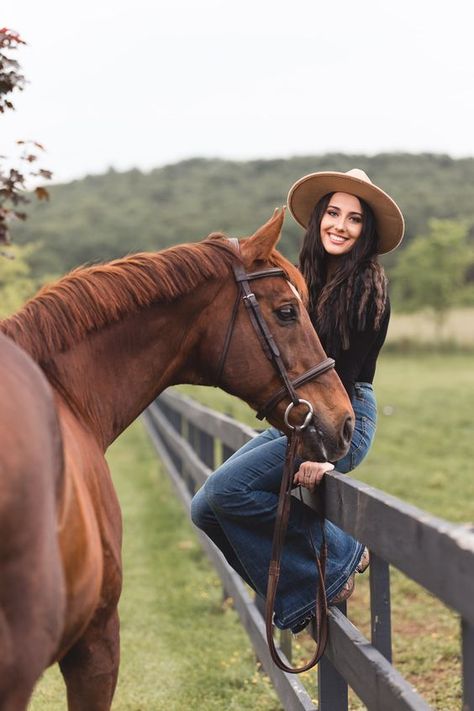 Senior Horse Photography, Horse Shoot, Equestrian Photoshoot, Horse Photoshoot Ideas, Equine Photography Poses, Western Photo Shoots, Horse Senior Pictures, Horse Photography Poses, Foto Cowgirl