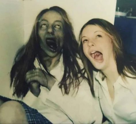 Behind the scenes on the set of The Ring (2002) The Ring 2002, Amber Tamblyn, Under Your Spell, Scary Movies, Just Girly Things, The Ring, Horror Films, Horror Art, Art Reference Photos