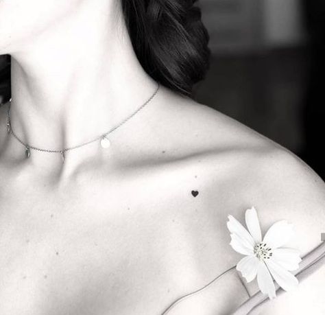 Tiny heart tattoo below the collar bone Tiny Heart Tattoo, Collar Bone Tattoo Small, Collar Bone Tattoo Quotes, Black Heart Tattoos, Pretty Flower Tattoos, Tiny Heart Tattoos, Tattoo Tiny, Small Heart Tattoos, Herz Tattoo