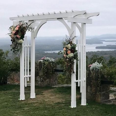 These easy beginner plans show you how to build a portable wood wedding arch using affordable lumber! Built in pieces and assembled on site with just a few screws. #outdoorwedding #DIYwedding #weddingarch Diy Garden Arbor, Arch Arbor, Wood Arbor, Arch Building, Diy Wedding Arch, Arbor Wedding, Wedding Arbors, Gates Design, Beautiful Home Gardens