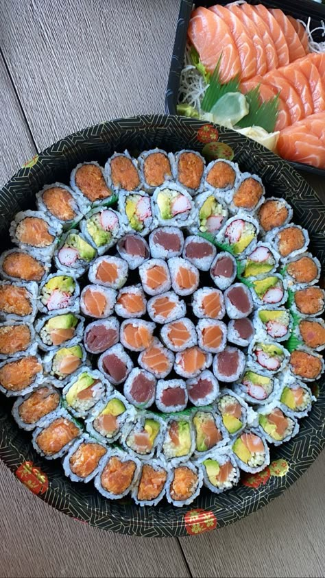 Sushi Charcuterie Board, Birthday Sushi, Sushi Birthday, Sushi Wrap, Sushi Buffet, Yummy Sushi, Sushi Tray, Sushi Cake, Restaurant Dinner