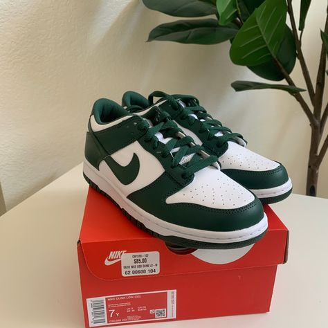 Forest Green Sneakers, Forest Green Shoes, Dunk Fits, Nike Dunk Low Michigan State, Forest Green Nike, Dunk Low Michigan, Dunk Lows, Inspo Fits, All Nike Shoes