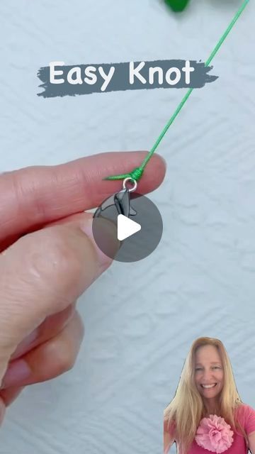 Thousands of Tips on Instagram: "Easy way to make a knot on the lobster claw clasp  Credits:@braided_bazaar" Finishing Knots For Jewelry, Necklace Knot Adjustable, How To Tie The End Of A Beaded Necklace, Slip Knot Bracelet Diy, Jewelry Knots How To Tie, Knots For Necklaces, Jewellery Knots, Cord Necklace Knot, Bracelet Ending