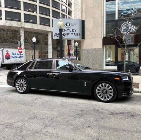 Rolls Royce Phantom EWB painted in Black Photo taken by: @goldcoastautogallery on Instagram Rolls Royce Limousine, Rolls Royce Black, Tmax Yamaha, Vintage Rolls Royce, Rolls Royce Motor Cars, Luxury Cars Rolls Royce, Rolls Royce Wraith, Aesthetic Cool, Luxury Train