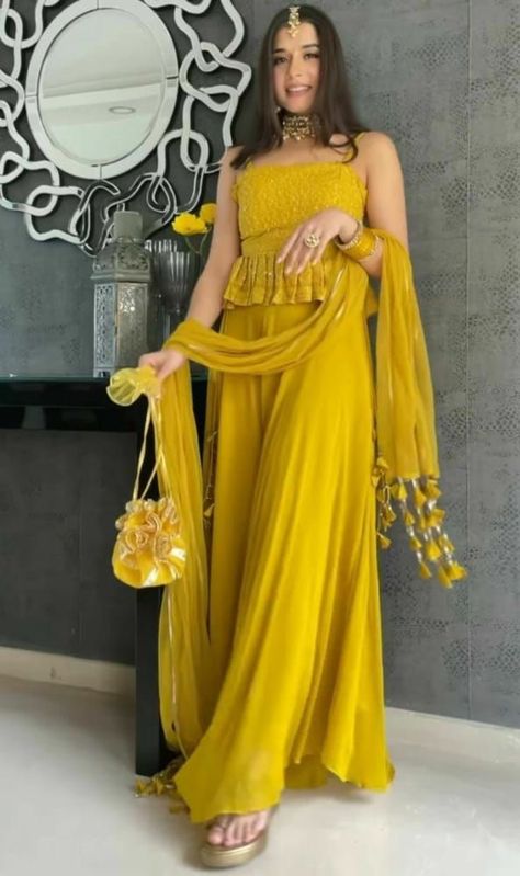 Beautiful bridal mehndi outfits ideas 2022😍😍 Dress For Haldi Function, Wedding Palazzo, Haldi Dress Ideas, Georgette Palazzo, Haldi Ceremony Outfit, Haldi Dress, Georgette Kurta, Haldi Outfits, Simple Lehenga