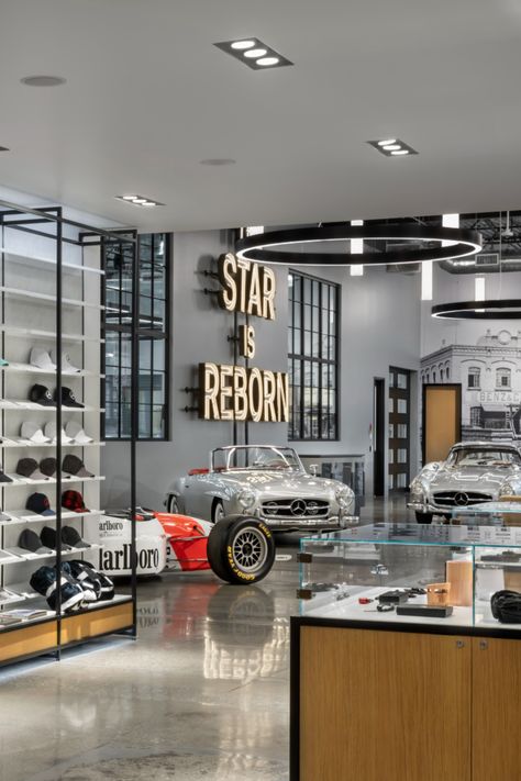 Helmet Showroom Design, Car Store Design, Automotive Shop Design, Car Accessories Shop Interior Design, Laundry Room Ideas Garage, Shoe Storage Ideas Garage, Auto Showroom Design, Car Shop Design, Garage Laundry Area Ideas