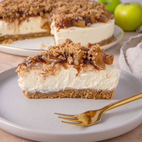 Apple Crumble Cheesecake (No Bake) Apple Crumble Cheesecake, Apple Crumble Topping, Stewed Apples, Crumble Cheesecake, Perfect Cheesecake, Cheesecake No Bake, Apple Cinnamon Cake, Apple Bundt Cake, Apple Crumble Recipe