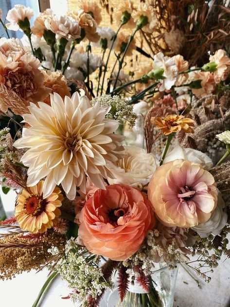 Soft neutral wedding flowers with a touch of peach. Fall Ranunculus Bouquet, Wedding Dahlias, Peach Color Palette, Zinnia Bouquet, Austin Garden, Ranunculus Bouquet, Peach Wedding Flowers, Lawrence Kansas, Fall Designs