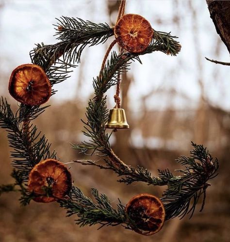 Bohemian Christmas Aesthetic, Witchy Christmas Aesthetic, Yule Drinks, Winter Solstice Images, Diy Yule Decorations, Pagan Yule Decorations, Yule Diy, Winter Solstice Aesthetic, Pagan Christmas Tree