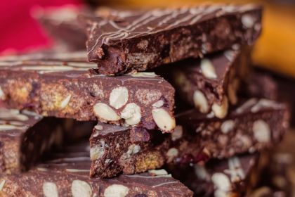 Chocolate tiffin recipe - Netmums Chocolate Tiffin Recipe, Chocolate Fridge Cake, Nigella Lawson Recipes, Healthy Fridge, Fridge Cake, Chocolate Raisins, Biscuits Graham, Tiffin Recipe, Glace Cherries