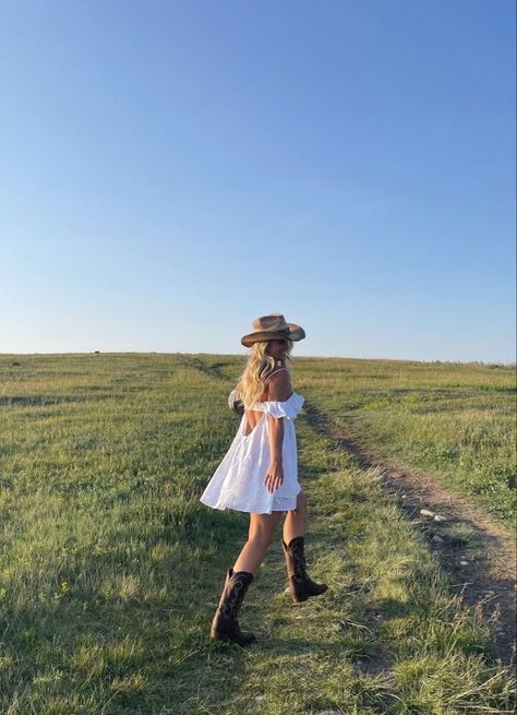 Country Cottage Core Outfits, Graduation Picture Outfits, Gigi Core, Mountain Cowgirl, Farm Girl Outfits, Field Pics, Countryside Outfit, Country Photoshoot, Country Girl Aesthetic