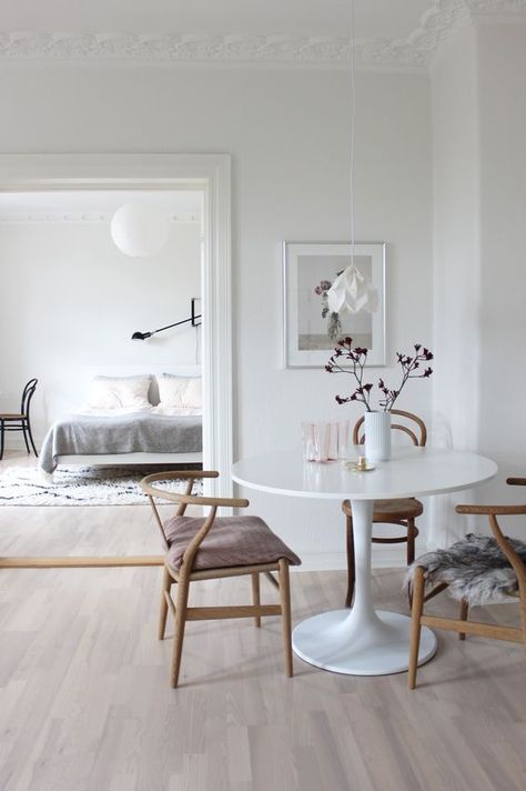 Scandinavian style in a dining area and bedroom with a neutral palette of white and wood tones - Neutral Home Ideas & Decor Scandinavian Decor Living Room, Scandinavian Dining Room, Living Room Decor Inspiration, Living Room Scandinavian, Scandinavian Interior Design, Dining Room Inspiration, Minimalism Interior, White Table, Scandinavian Interior