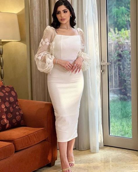 elle.fashionw on Instagram White Engagement Dress, Dress Natal, Graduation Clothes, White Party Dress, Elegant White Dress, Classy Wedding Dress, Engagement Dress, Ladies Blouse Designs, Elegant Dresses Classy