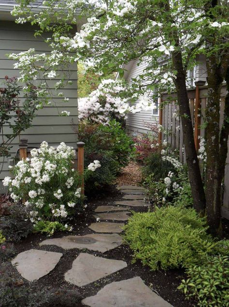 33 Amazing Garden Path Ideas To Transform Your Backyard Landscape Stepping Stones, Stone Backyard, Stone Walkways, Stepping Stone Walkways, Walkways Paths, Landscaping With Boulders, Garden Stepping Stones, Farmhouse Landscaping, Gravel Garden