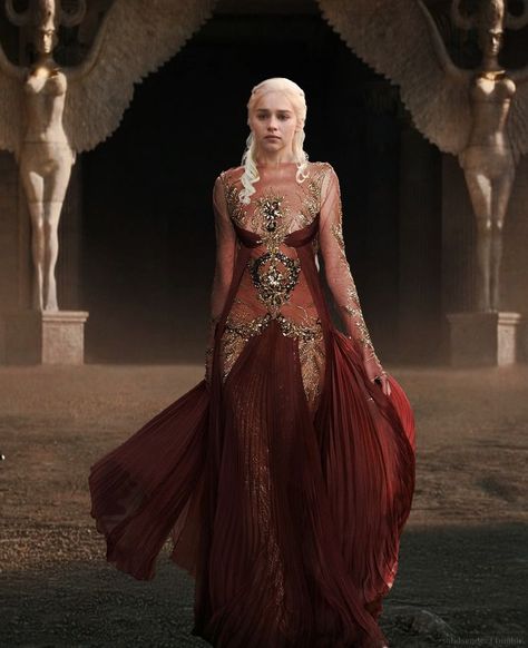 Daenerys Stormborn of the House Targaryen, the First of Her Name, the Unburnt, Queen of Meereen, Queen of the Andals and the Rhoynar and the First Men, Khaleesi of the Great Grass Sea, Breaker of Chains, and Mother of Dragons. And who can forget Mysa? Game Of Thrones Dress, Game Of Thrones Costumes, Game Of Throne Daenerys, Got Game Of Thrones, Gra O Tron, Games Of Thrones, Game Of Thrones Fans, Sophie Turner, Mother Of Dragons