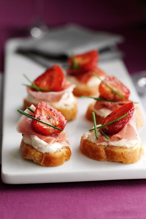 Ham Crostini, Fresh Berries Recipes, Snacks Christmas, Ham And Cheese Toastie, Crostini Recipes, Parma Ham, Berries Recipes, Seasonal Food, Fresh Berries