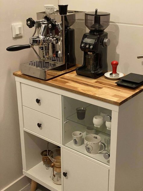 Koffie Stations, Kaffe Station, Dapur Ikea, Ikea Kallax Hack, Hack Ikea, Coffee Bar Design, Easy Ikea Hack, Home Coffee Stations, Ikea Hack Ideas