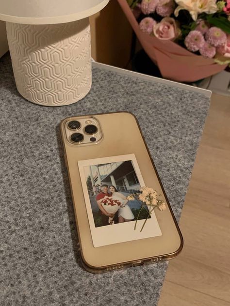 Phone Cover Ideas Aesthetic Couple, Polaroid In Phone Case Aesthetic, Polaroid Behind Phone Case, Polaroid Pictures In Phone Case, Phone Cover Photo Print, Aesthetic Backcover Phone Diy, Backcover Phone Ideas, Polaroid Phone Case Ideas, Polaroid Phone Cover