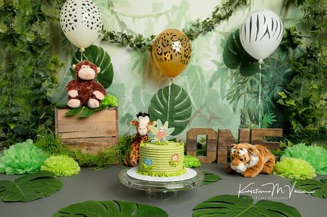 Jungle Cake Smash, Safari Theme Cake, Safari Birthday Party Decorations, Cake Smash Theme, Boys 1st Birthday Party Ideas, Baby Boy 1st Birthday Party, Safari Theme Birthday, Jungle Cake, Safari Birthday Party