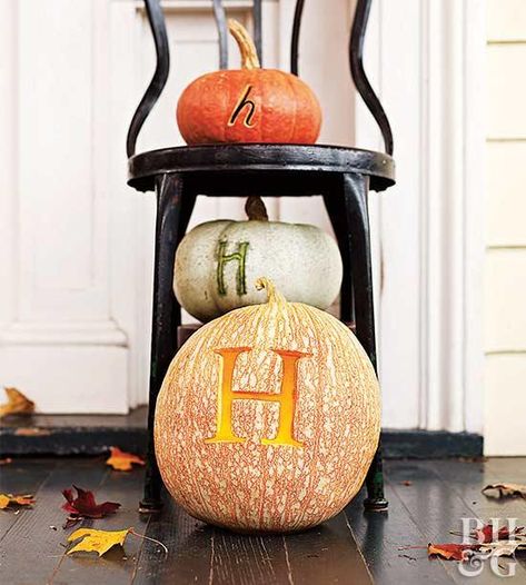 Carve a monogram on pumpkins and place them on your front porch to welcome guests to your bewitching abode. Using a small, medium, and large pumpkin; carve the initials in different sizes and fonts. Layer the pumpkins on an old chair or stool to show off your handiwork. Labu Halloween, Pasteles Halloween, Halloween Chic, Creative Pumpkin Decorating, Dekorasi Halloween, Fall Front Porch Ideas, Creative Pumpkin Carving, Amazing Pumpkin Carving, Pumpkin Monogram